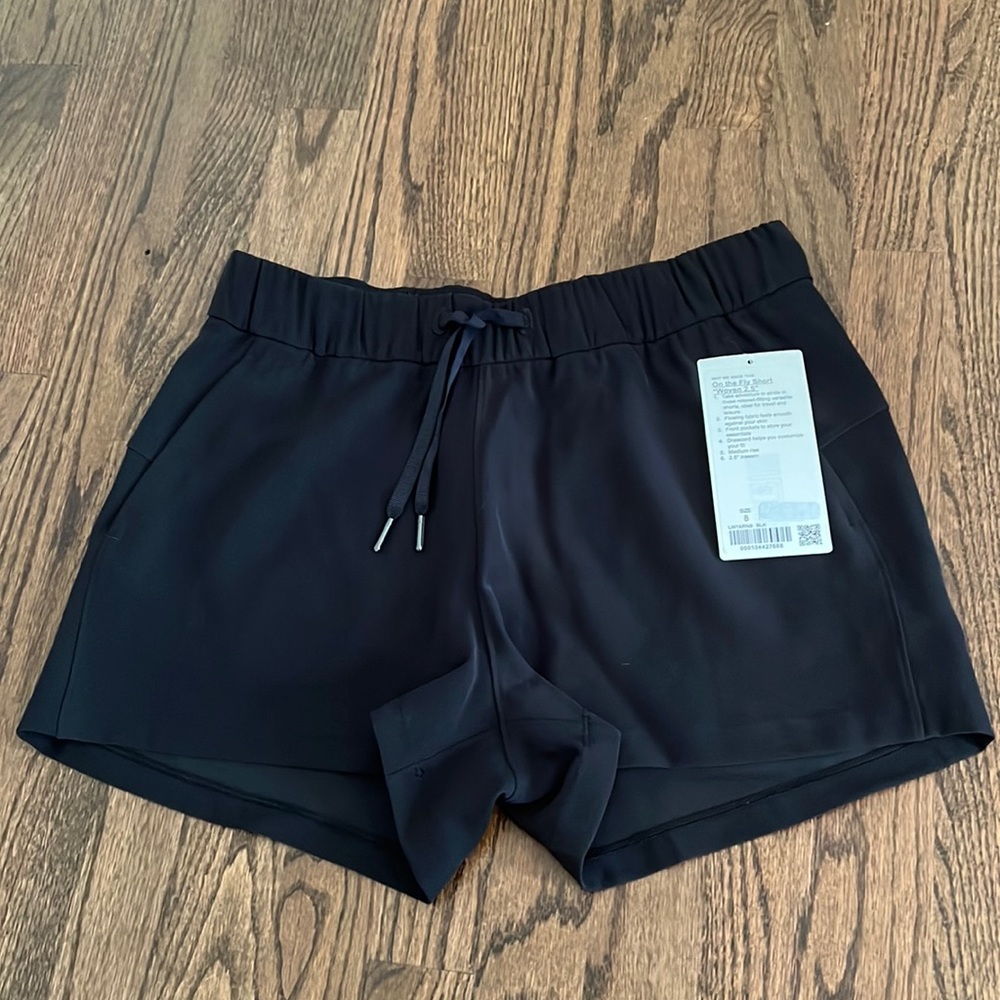 Lulu On the Fly shorts 2.5”